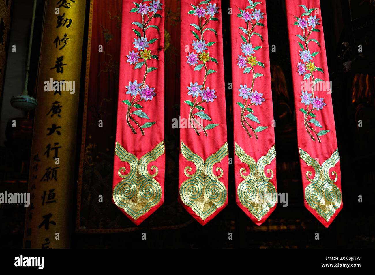 Les écharpes sacrées du bouddhisme brodée de fleurs et médaillons d'or, accroché dans les principaux "Quatre rois célestes' hall de la Banque D'Images