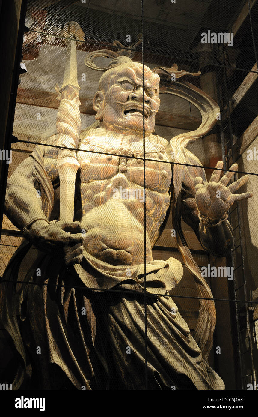 Un oni (démon) à l'entrée d', Todaiji le plus grand bâtiment en bois du monde et site du patrimoine mondial de l'UNESCO à Nara, au Japon. Banque D'Images