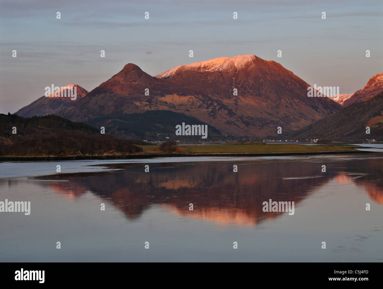 Chaude soirée de lumière sur les eaux calmes du Loch Leven et les collines de Glencoe, Glencoe, Argyll, dans l'ouest de l'Ecosse Banque D'Images Chaude soirée de lumière sur les eaux calmes du Loch Leven et les collines de Glencoe, Glencoe, Argyll, dans l'ouest de l'Ecosse Banque D'Images