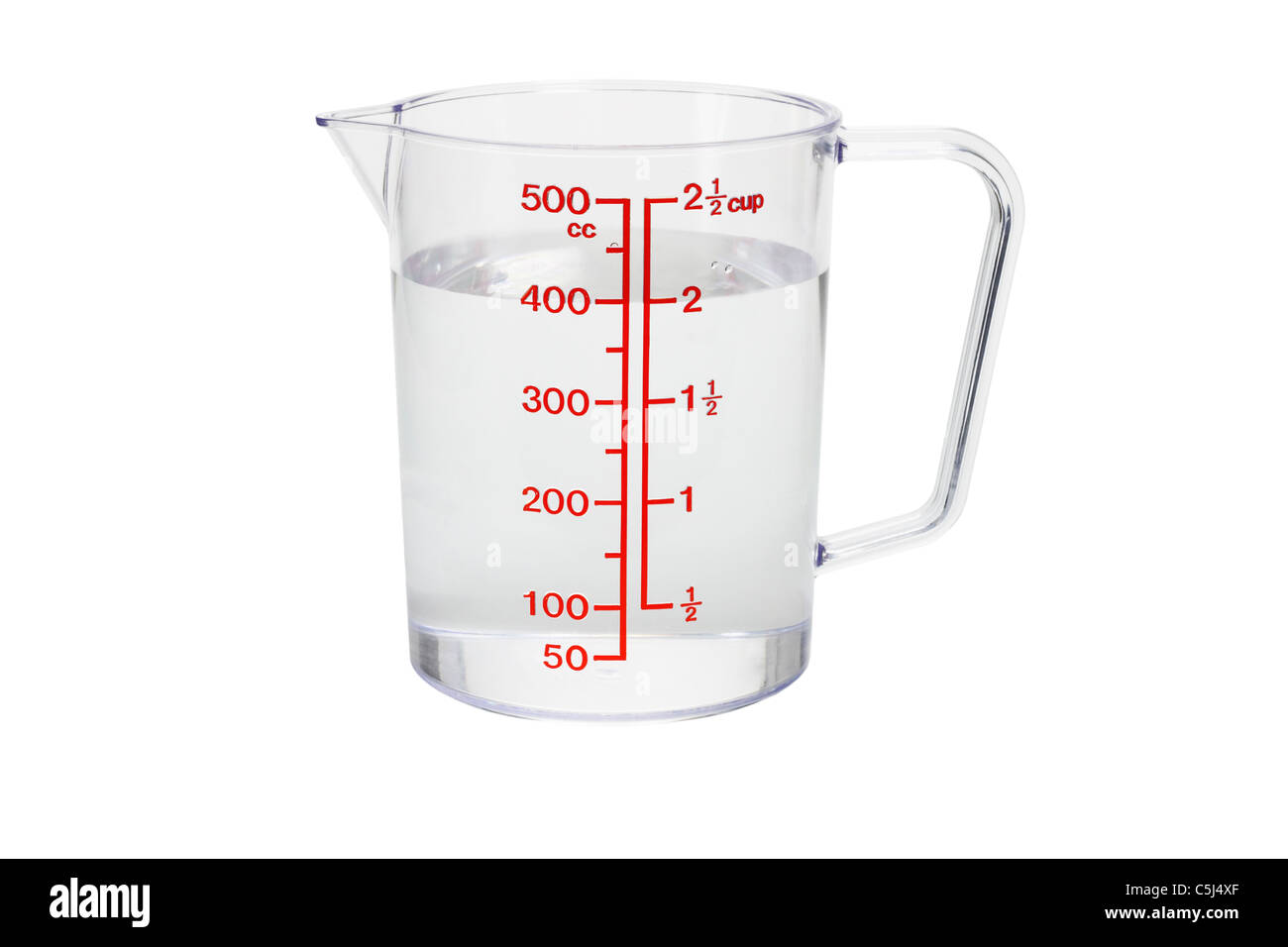 Cuisine en plastique rempli d'une tasse à mesurer 400 cc d'eau sur fond blanc Banque D'Images