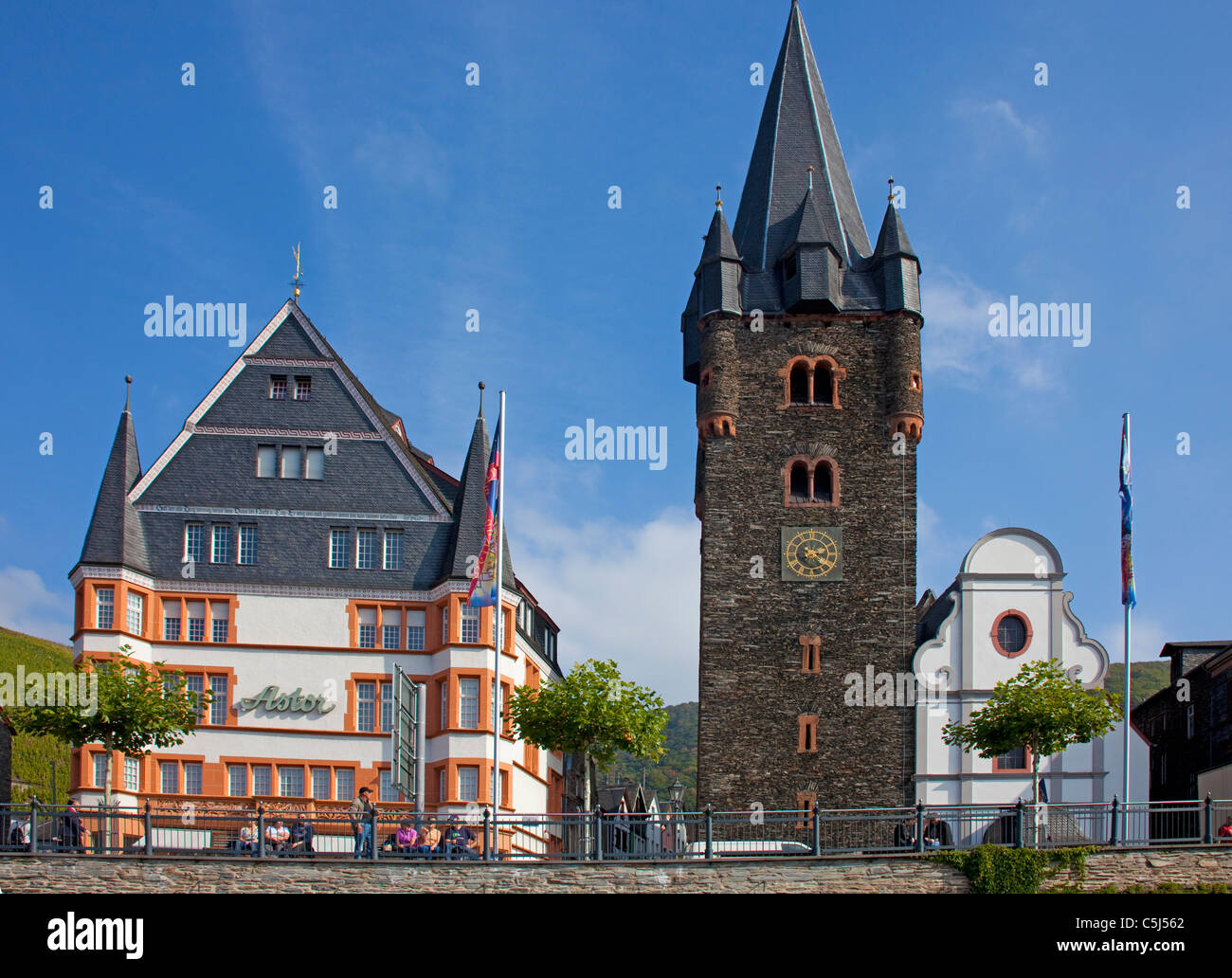 Saint Michel, liens, ehemaliges Modehaus Astor, Bernkastel-Kues, église Saint Michel, maison de la mode Astor, vieille ville Banque D'Images