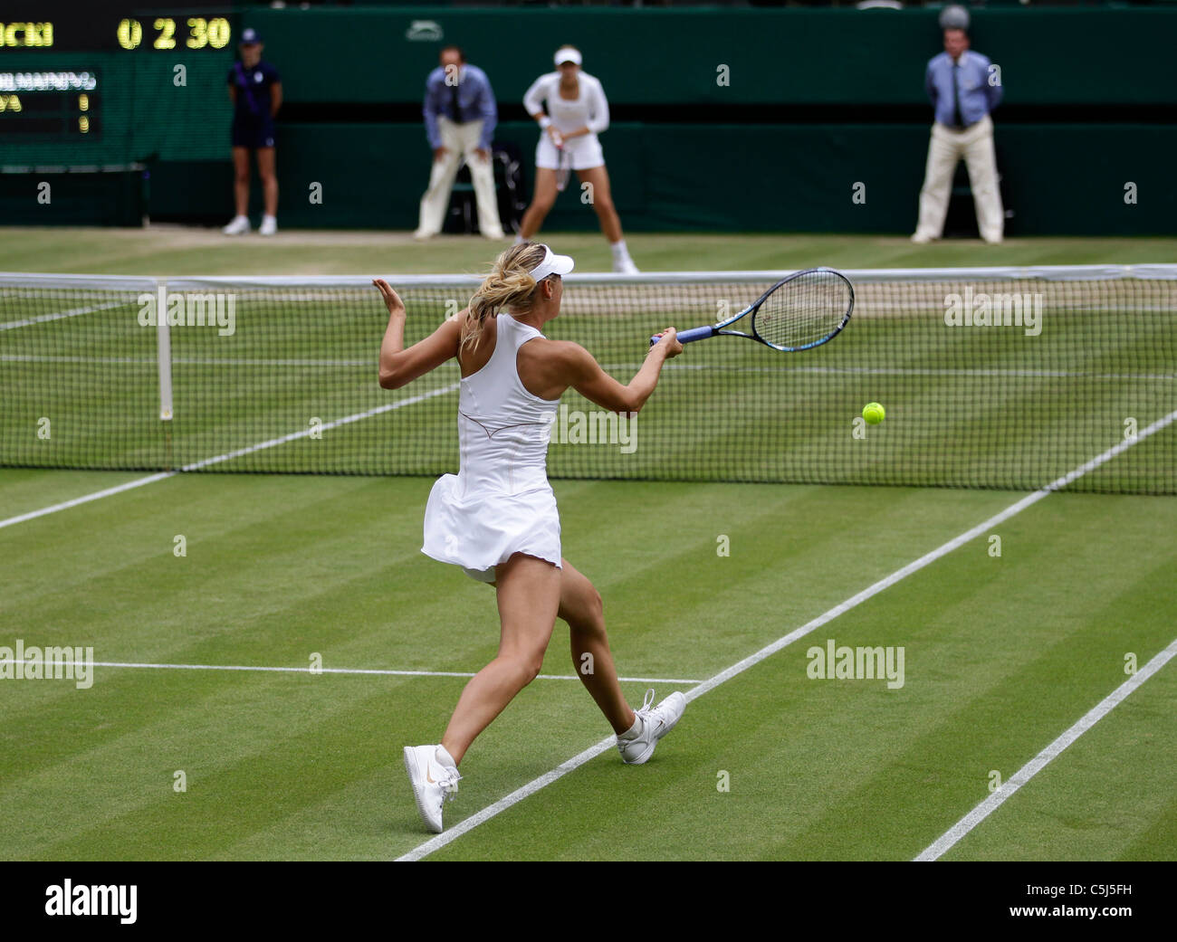 Maria Sharapova de la Russie dans l'action au tournoi de Wimbledon 2011 Banque D'Images