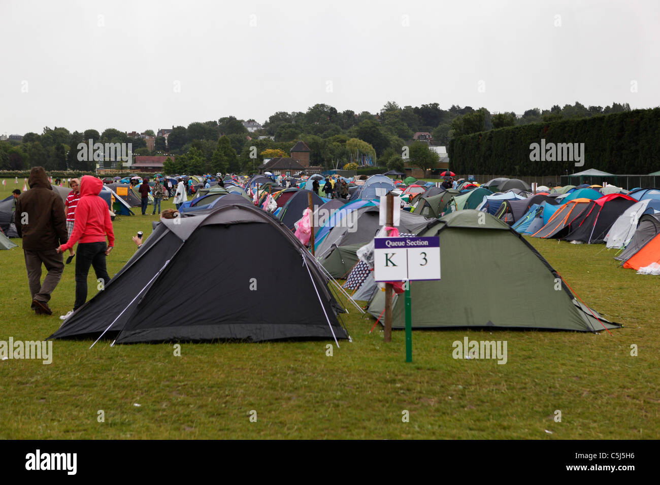 Tennis fans camping sous la pluie sur Wimbledon Common Banque D'Images
