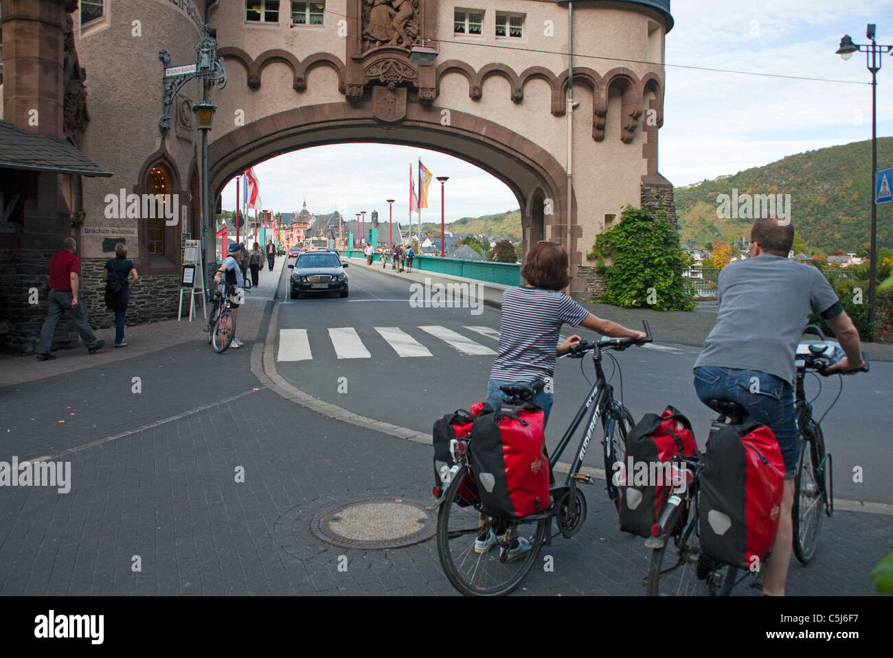 Radfahrer vor dem Brueckentor, Wahrzeichen von Starkenburg, Mosel, Biker, Bridge gate, monument de Traben-Trarbach, Moselle Banque D'Images
