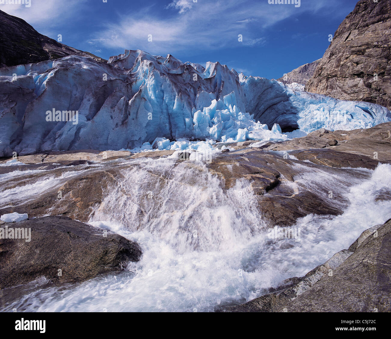 Un flux d'eau de fonte de la délivrance du museau glacier Nigardsbreen, Parc National de Jostedal, Norvège Banque D'Images