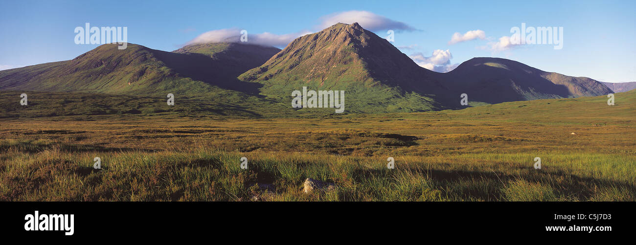 Collines couvertes de nuages de l'Meall Bhuiridh' un éventail au printemps, Glencoe, les Highlands écossais, au Royaume-Uni. Banque D'Images