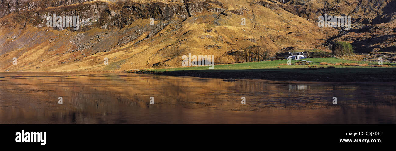 Achtriochtan le loch et les pentes inférieures de l'Aonach Dubh dans couleurs d'automne, Glencoe, les Highlands écossais, au Royaume-Uni. Banque D'Images
