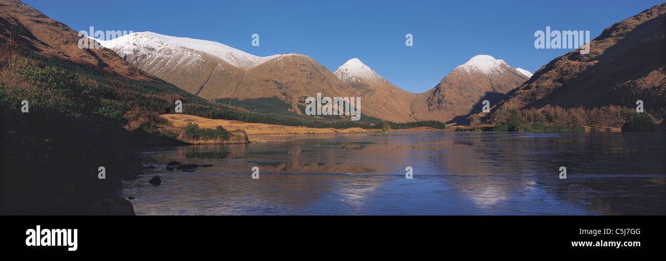 Les montagnes couvertes de neige de Glencoe vu à travers la rivière gelée Etive, Glen Etive, Argyll, les Highlands écossais, au Royaume-Uni. Banque D'Images