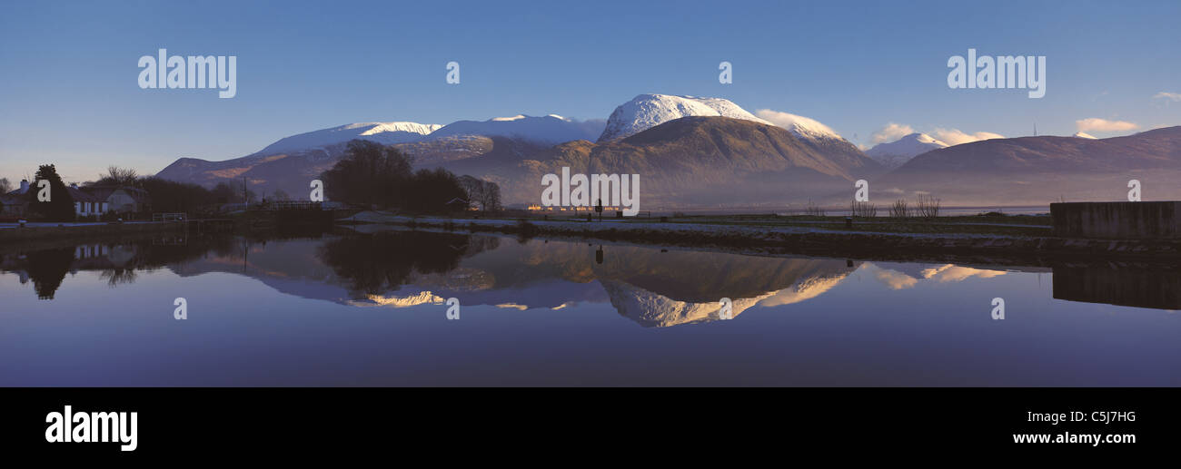 Le snow-capped Ben Nevis vont de la Caledonian Canal à Corpach, les Highlands écossais, au Royaume-Uni. Banque D'Images