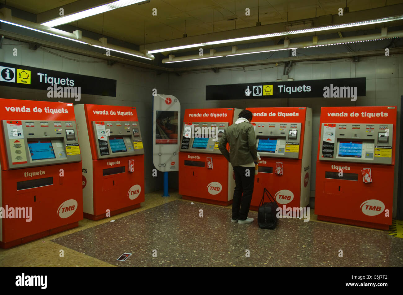 Distributeurs de tickets de métro Sants Estacio central de la station de métro Catalunya Barcelone Espagne Europe Banque D'Images