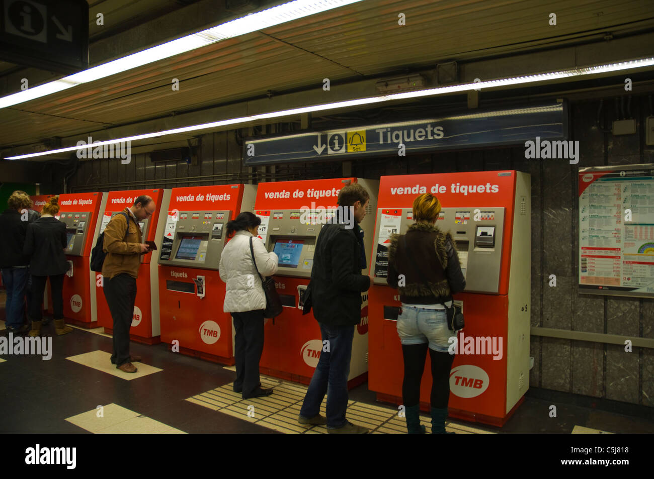 Les gens d'acheter les tickets de métro à la station de métro Espanya Placa Catalunya Barcelone Espagne Europe Banque D'Images