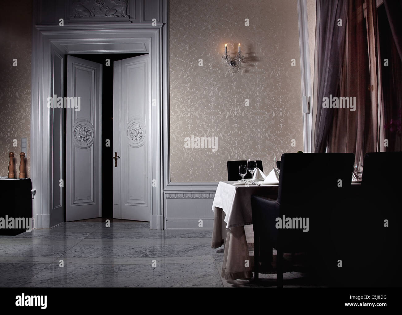 l-int-rieur-blanc-classique-avec-porte-ouverte-photo-stock-alamy