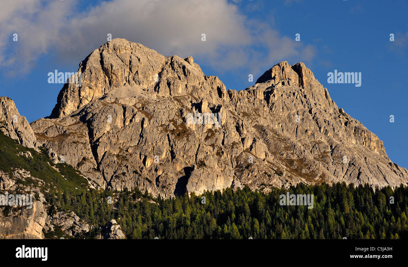 Lumière du soir sur le Lagazuoi pics de Punt de Sciare dans la région des Dolomites du nord de l'Italie. Banque D'Images