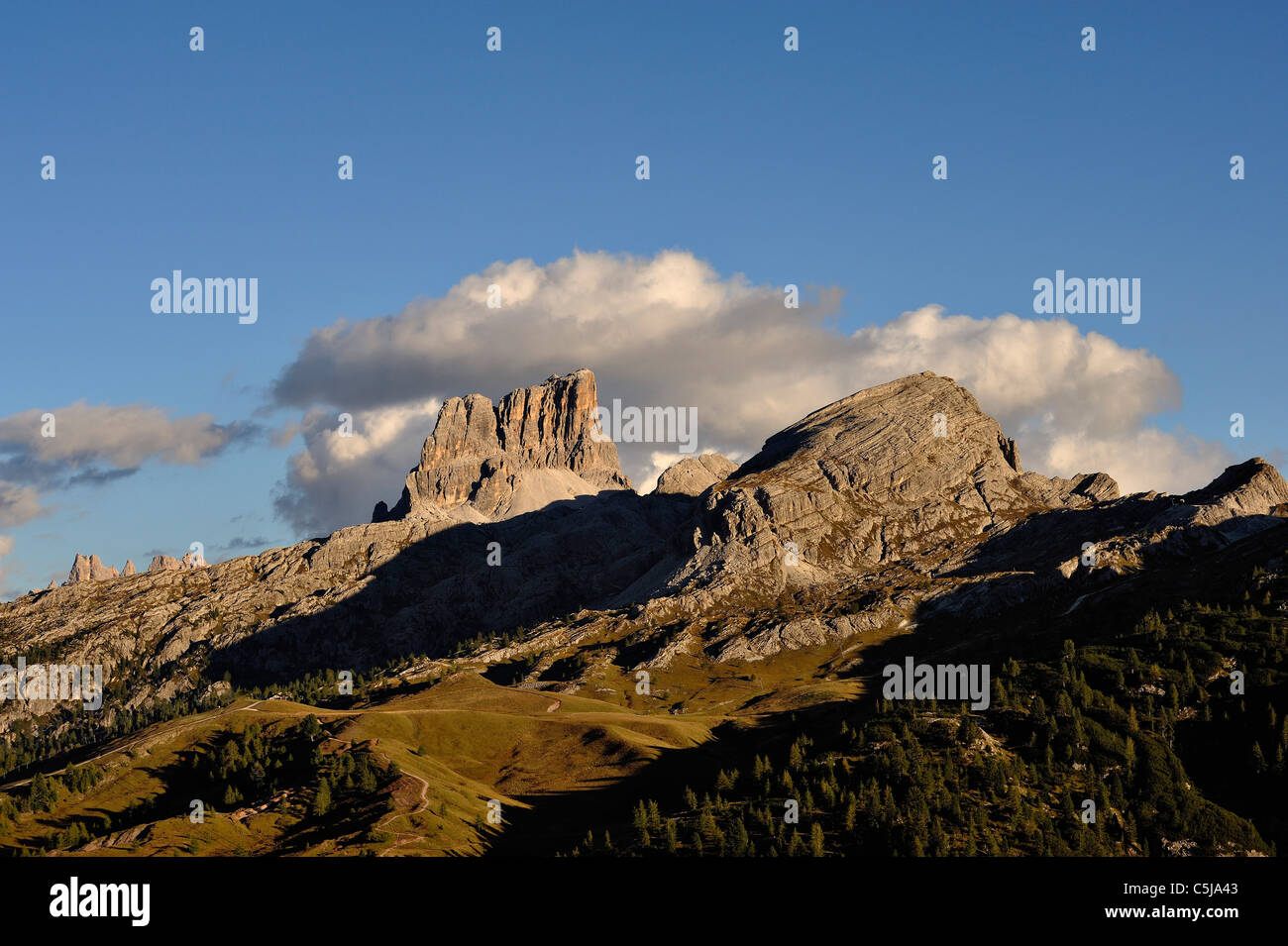Lumière du soir sur les sommets de la Croda Negra groupe dans le col Falzarego dans la région des Dolomites du nord de l'Italie. Banque D'Images