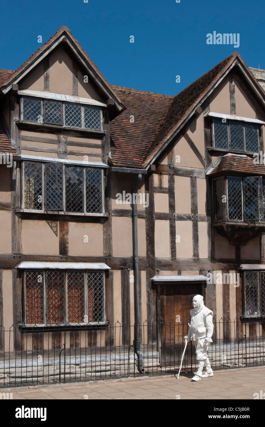 Le fantôme de Shakespeare passe devant le lieu de naissance de Shakespeare à Stratford upon Avon. L'Angleterre Banque D'Images