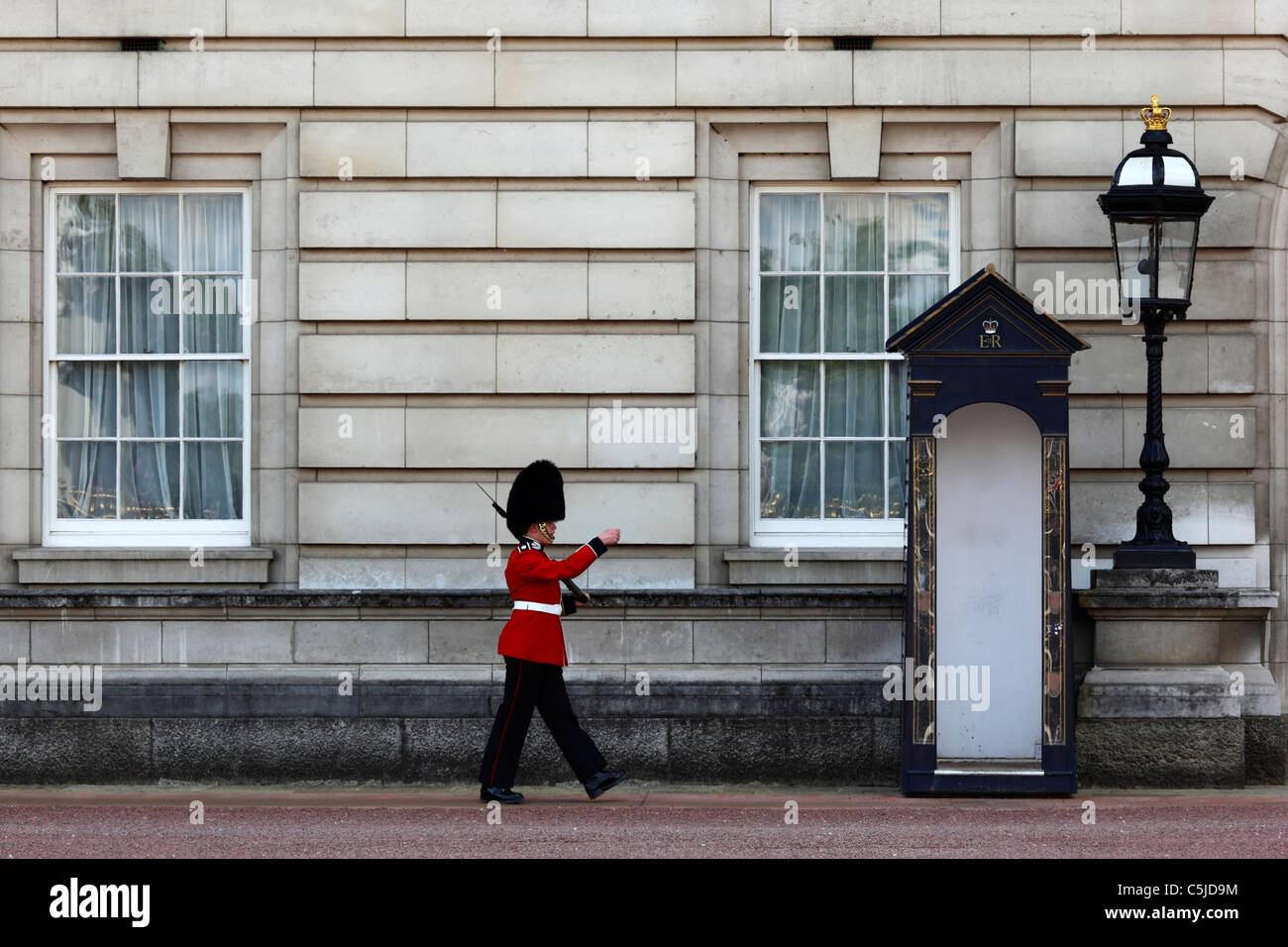 Scots Guard de Queen's Royal Guard approche de guérite à l'extérieur de Buckingham Palace, Londres, Angleterre Banque D'Images