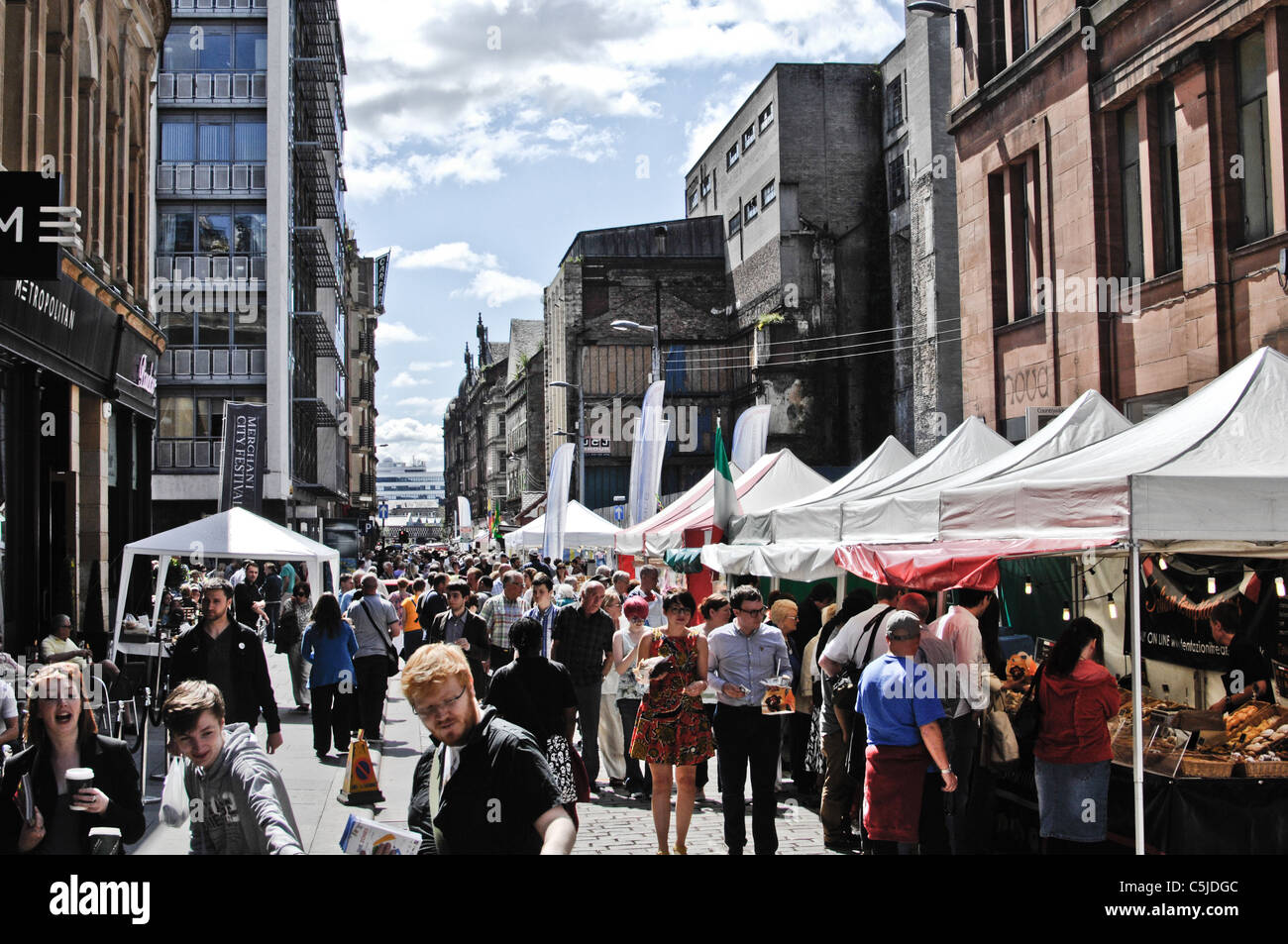 Les gens parcourant les différents stands dans Glasgow Festival de Merchant City Banque D'Images