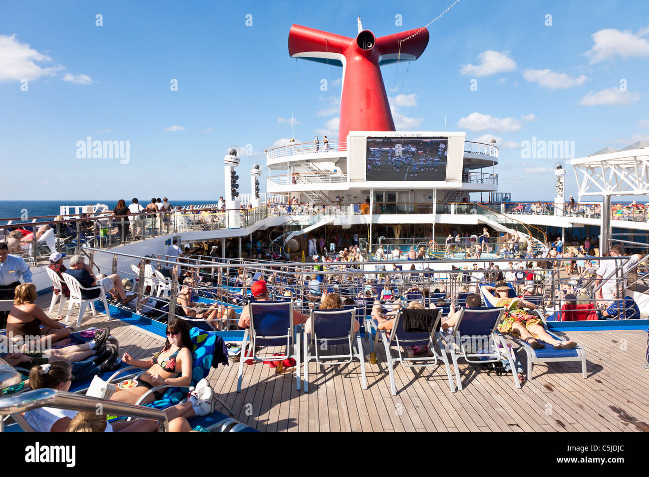 Les passagers de croisière regarder match de football NFL sur le pont du navire de croisière Carnival Triumph dans le golfe du Mexique Banque D'Images