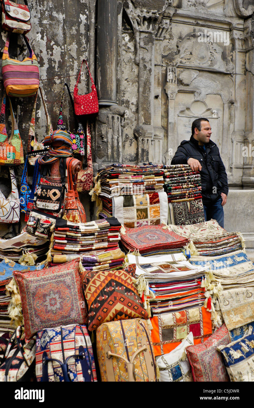 La vente du vendeur artisanat au Grand Bazar, Istanbul, Turquie Banque D'Images