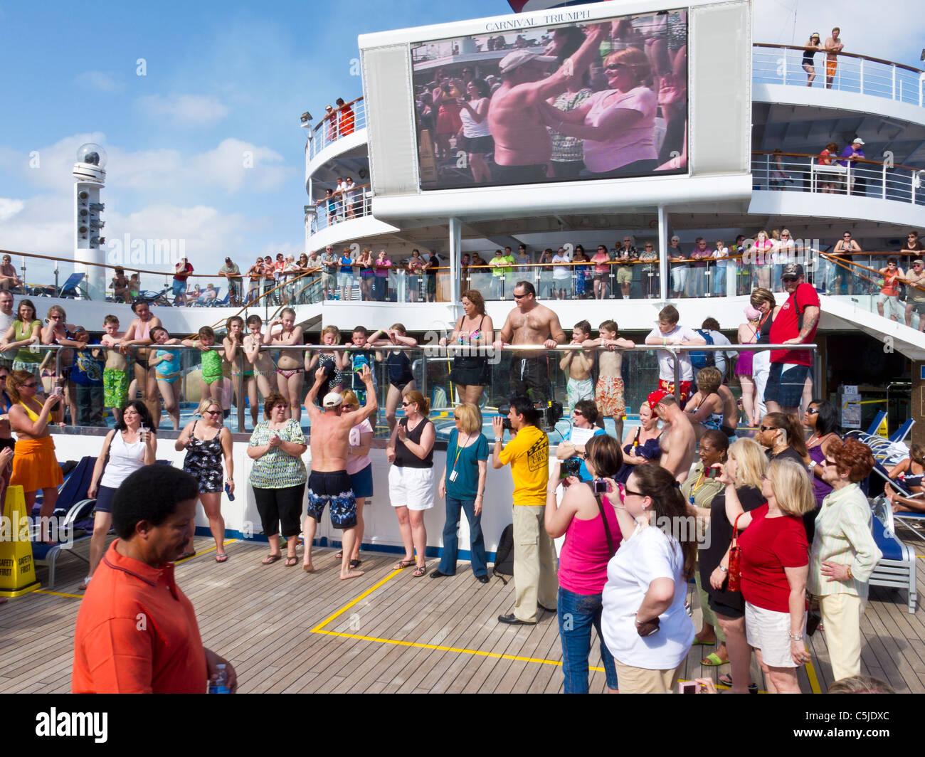 Homme participant au concours Hairy Chest sur le navire de croisière Triumph de Carnival dans le golfe du Mexique Banque D'Images