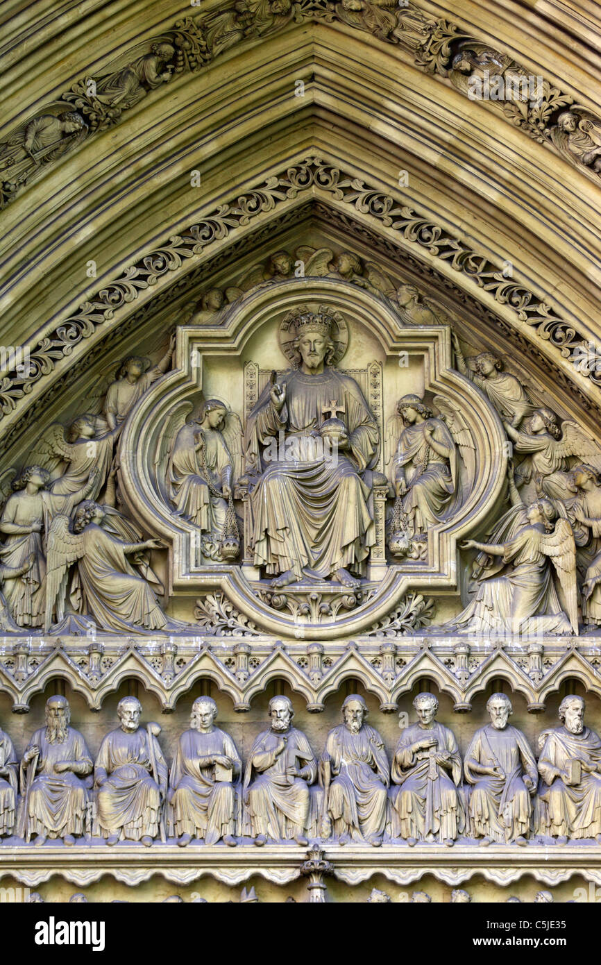 Détail de sculptures sur pierre de Jésus, les anges et les disciples sur le tympan de la grande porte du Nord, l'abbaye de Westminster, Londres, Angleterre Banque D'Images