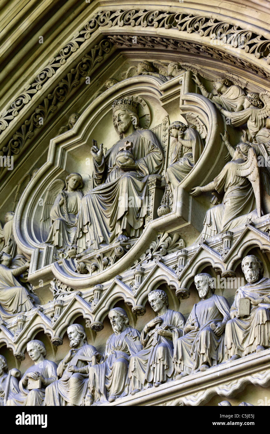 Détail de sculptures sur pierre de Jésus, les anges et les disciples sur le tympan de la grande porte du Nord, l'abbaye de Westminster, Londres, Angleterre Banque D'Images