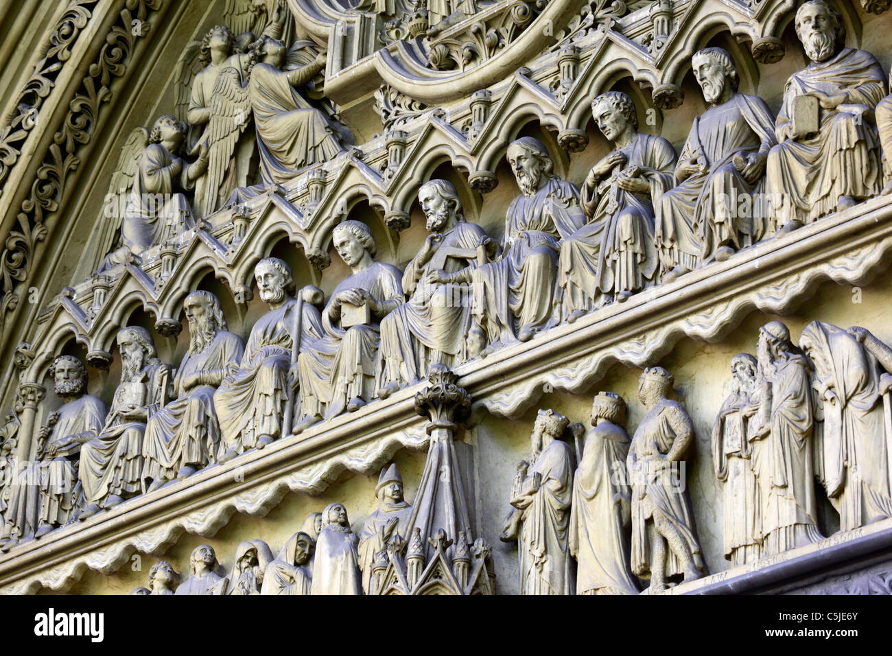Détail de sculptures sur pierre de 12 douze disciples sur le tympan de la grande porte du Nord, l'abbaye de Westminster, Londres, Angleterre Banque D'Images