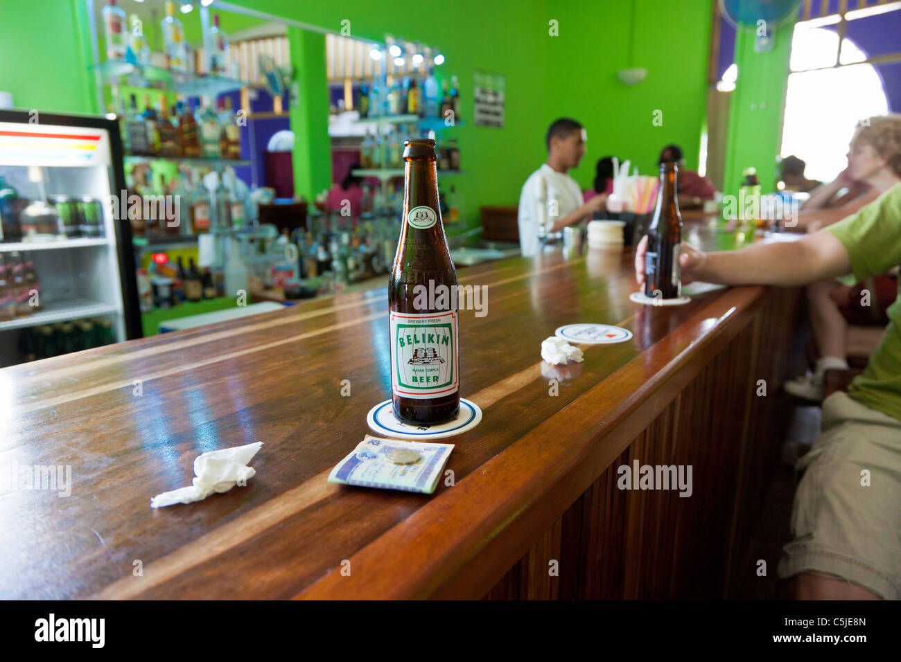 Bouteille de bière sur Belikin bar à Belize City, Belize Banque D'Images
