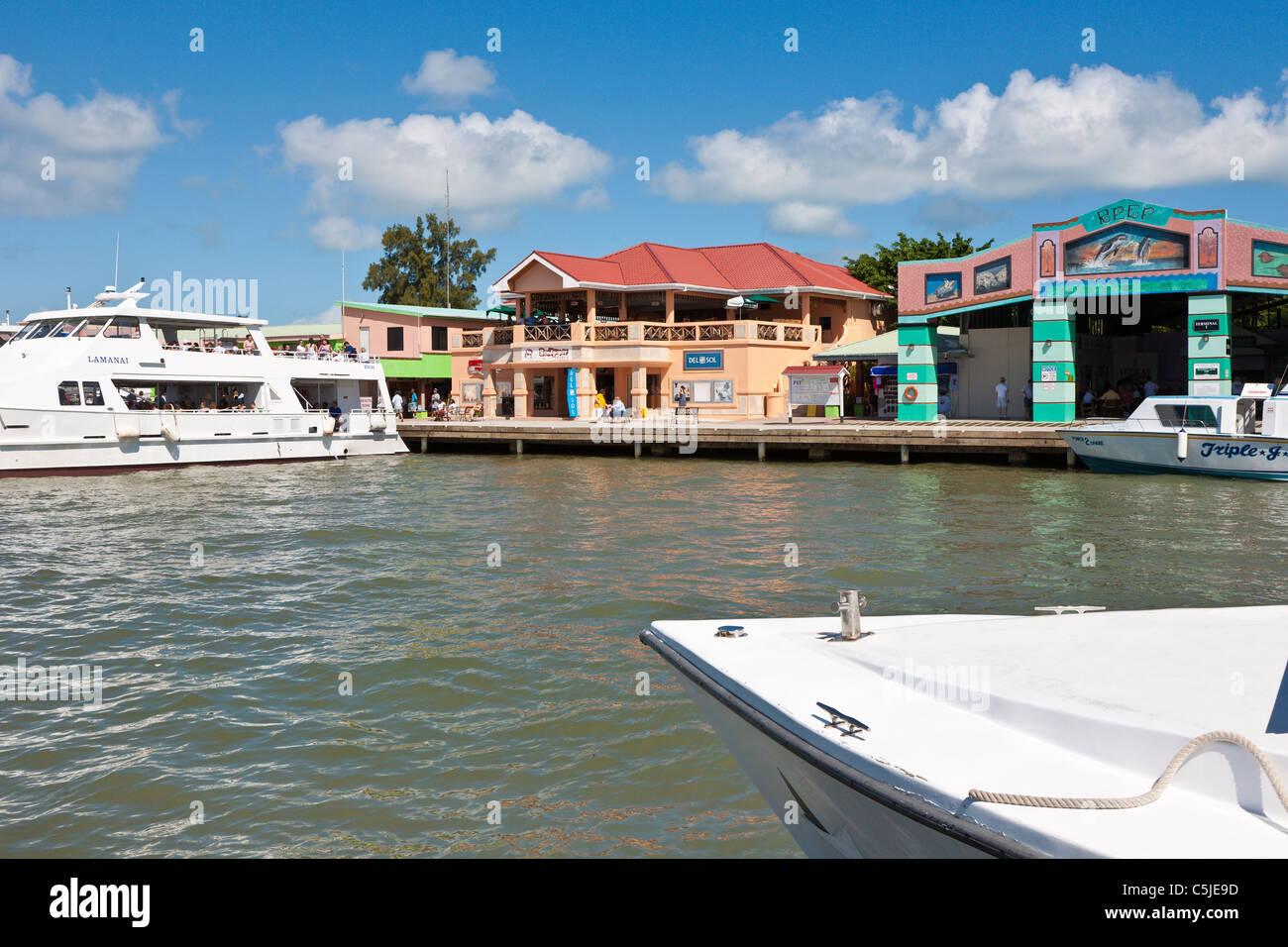 Dock en zone touristique de la ville de Belize, Belize, où les passagers des navires de croisière entrer la ville. Banque D'Images