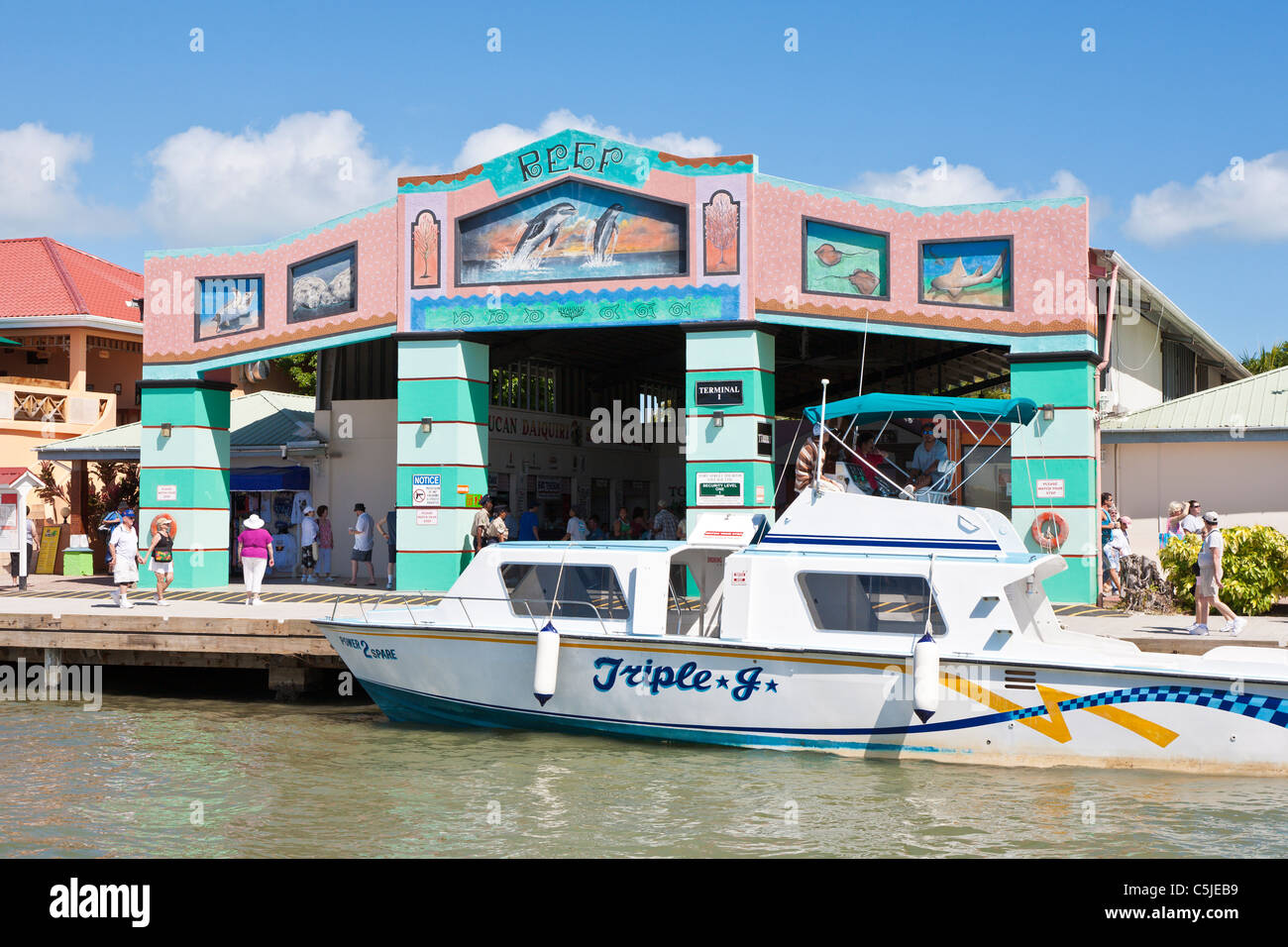 J Triple voile à la borne 1 quai des navires de croisière à Belize City, Belize Banque D'Images