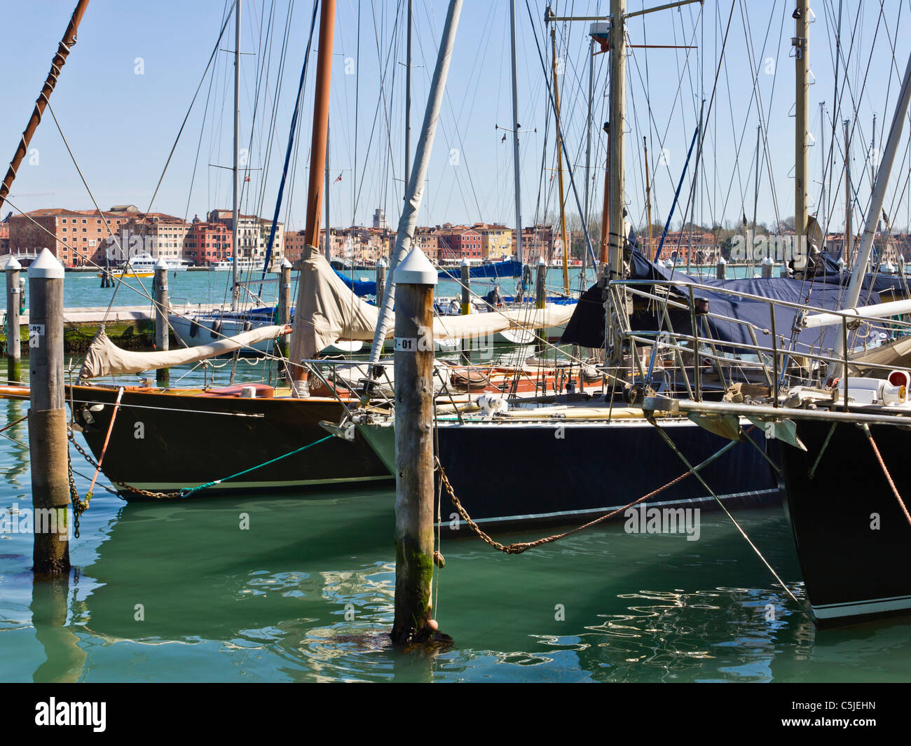 Venise ITALIE-Apr 06 2011 : Voile bateaux amarrés dans la marina sur l'île de San Giorgio Maggiore à Venise Banque D'Images