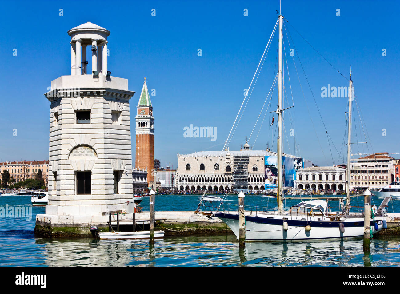 Venise ITALIE-Apr 06 2011 : Voile bateaux amarrés dans la marina sur l'île de San Giorgio Maggiore à Venise Banque D'Images