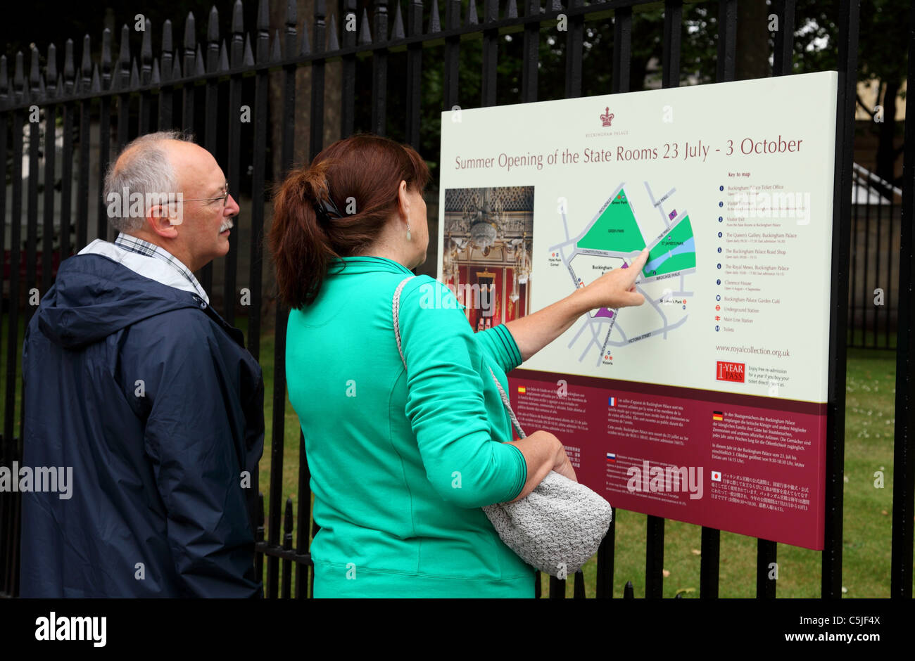 Les touristes l'été lecture temps d'ouverture pour les salles au palais de Buckingham, Londres, Angleterre, Royaume-Uni Banque D'Images