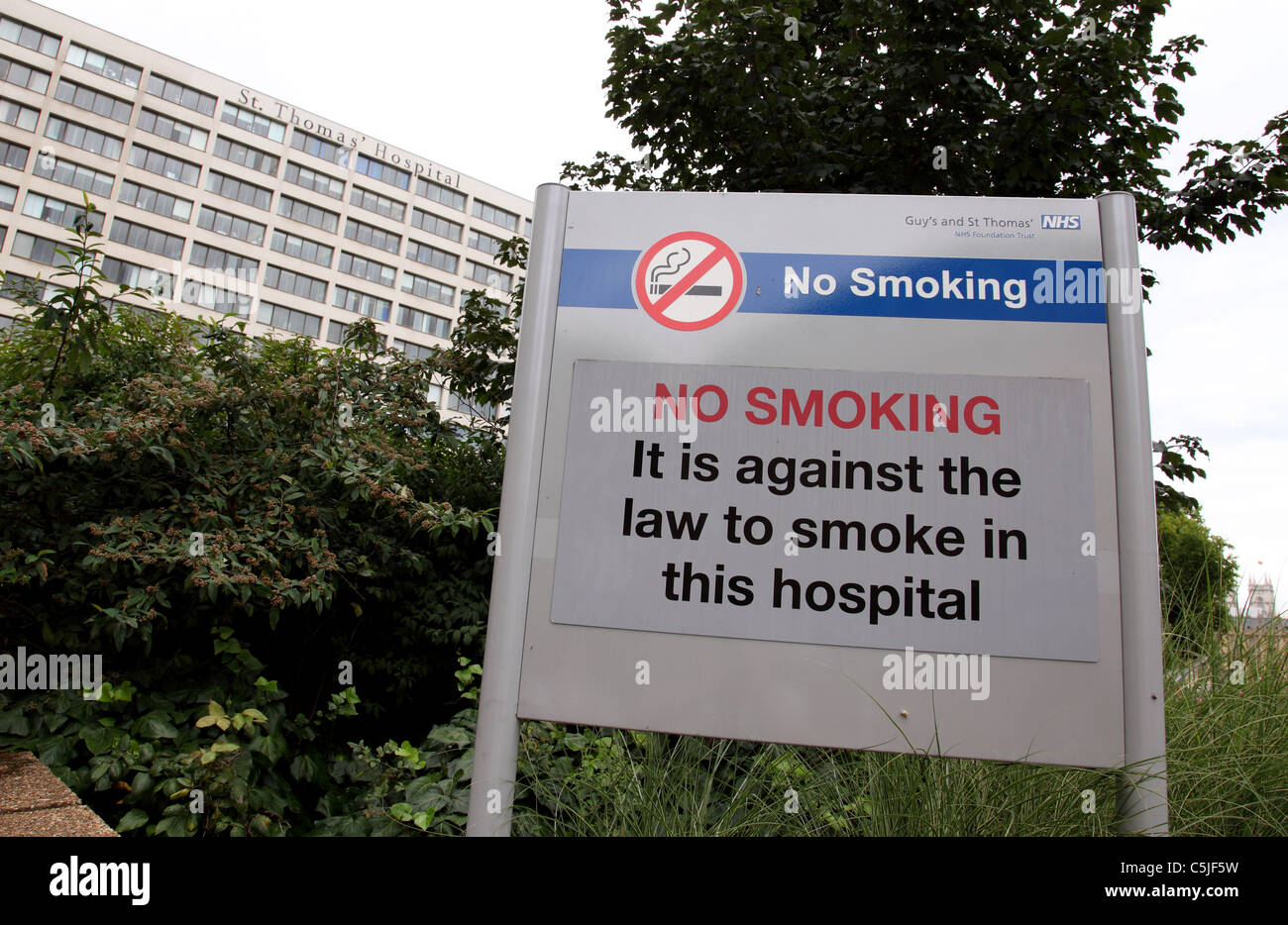 Un signe "non fumeur" au St Thomas' Hospital, Westminster, Londres, Angleterre, Royaume-Uni Banque D'Images