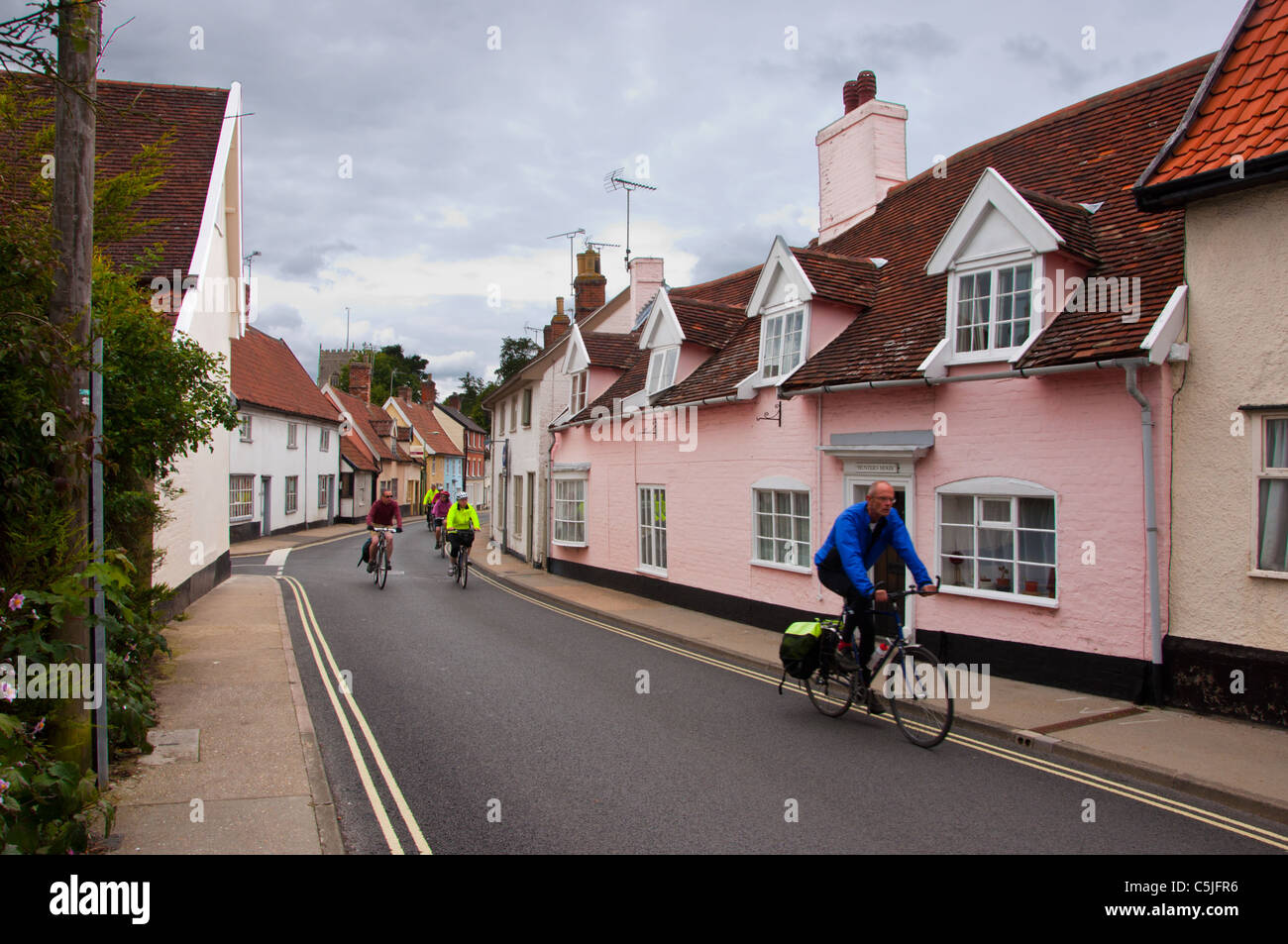 Des cyclotouristes Castle Street England UK Suffolk Framlingham Banque D'Images