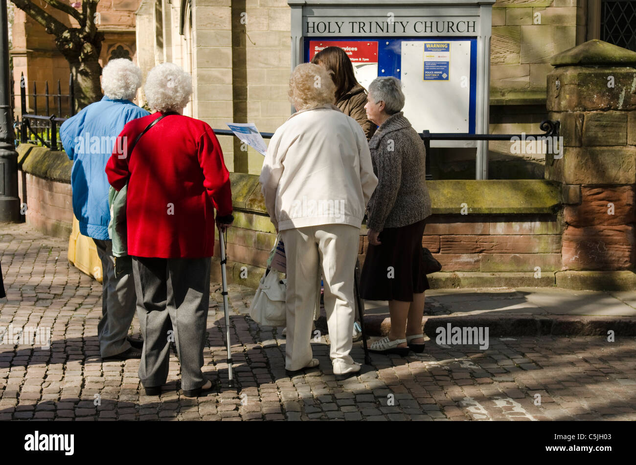 Un groupe de dames âgées discutent dans la ville de Coventry UK Banque D'Images Un groupe de dames âgées discutent dans la ville de Coventry UK Banque D'Images