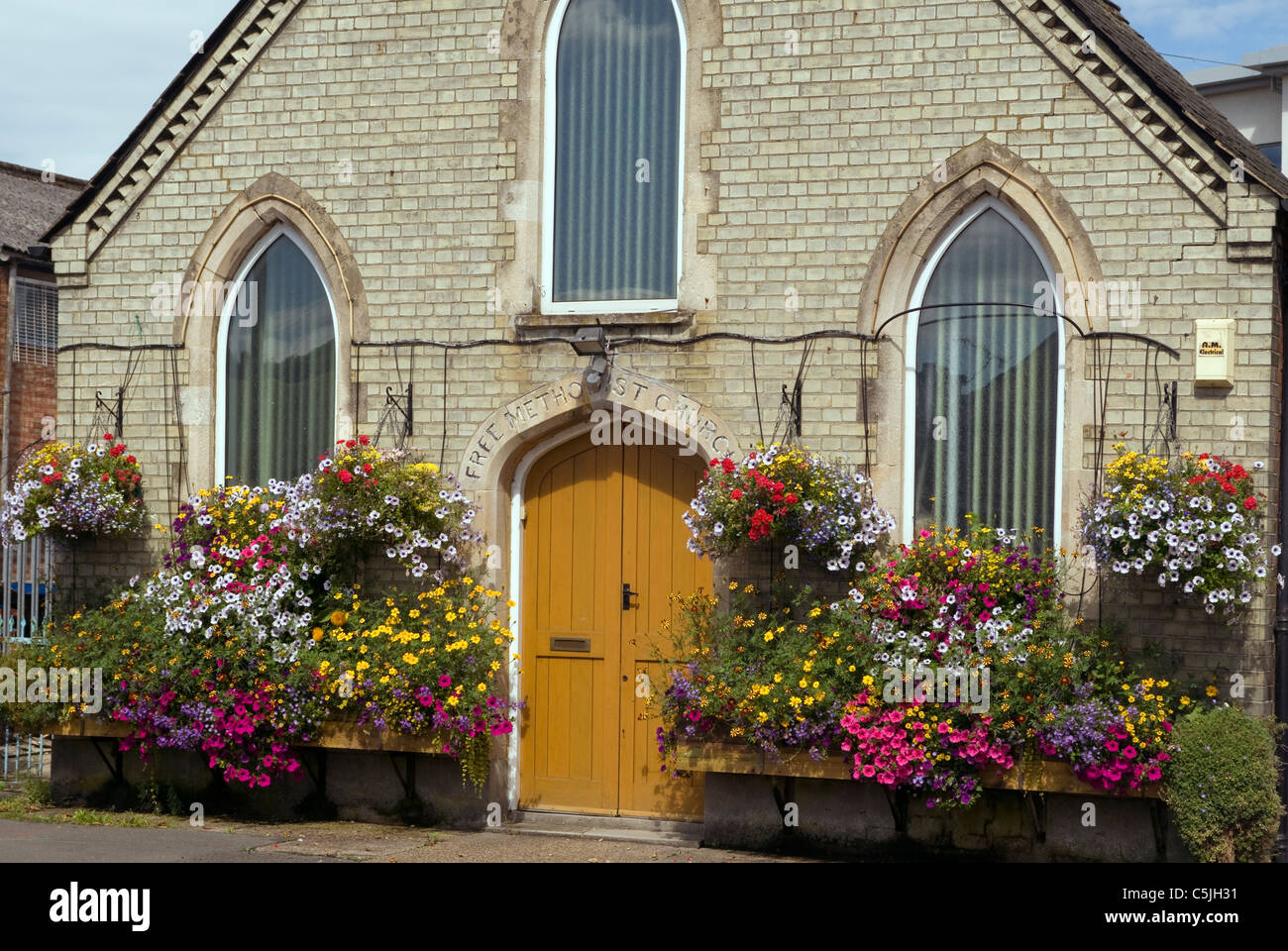 Corbeilles à suspendre des fleurs à l'extérieur de l'Église Méthodiste Libre Wycombe Bucks Marais UK Banque D'Images