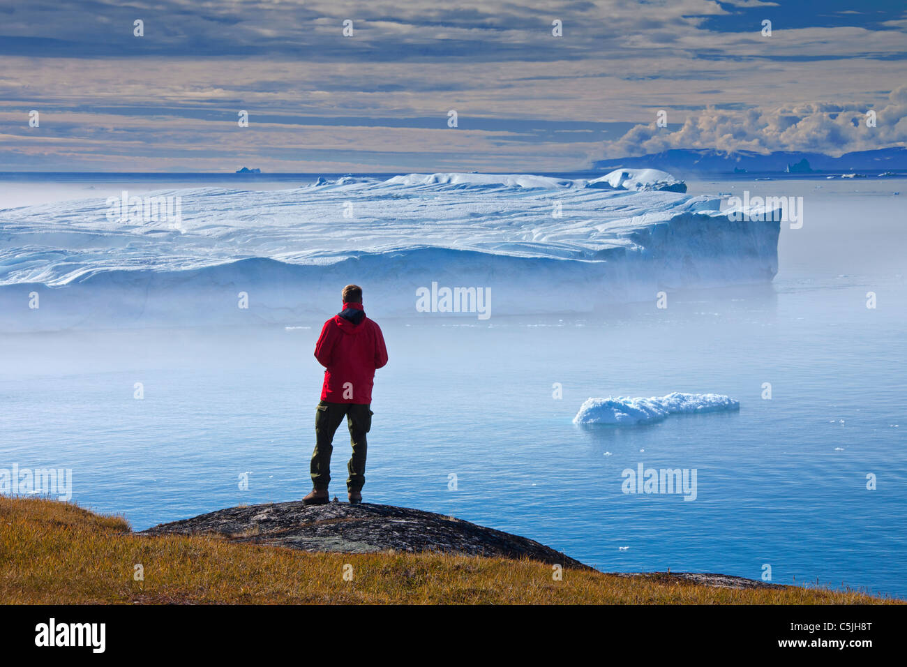 Les touristes à la recherche à l'Icefjord Kangia, Disko-Bay, Site du patrimoine mondial de l'UNESCO, West-Greenland, Groenland Banque D'Images
