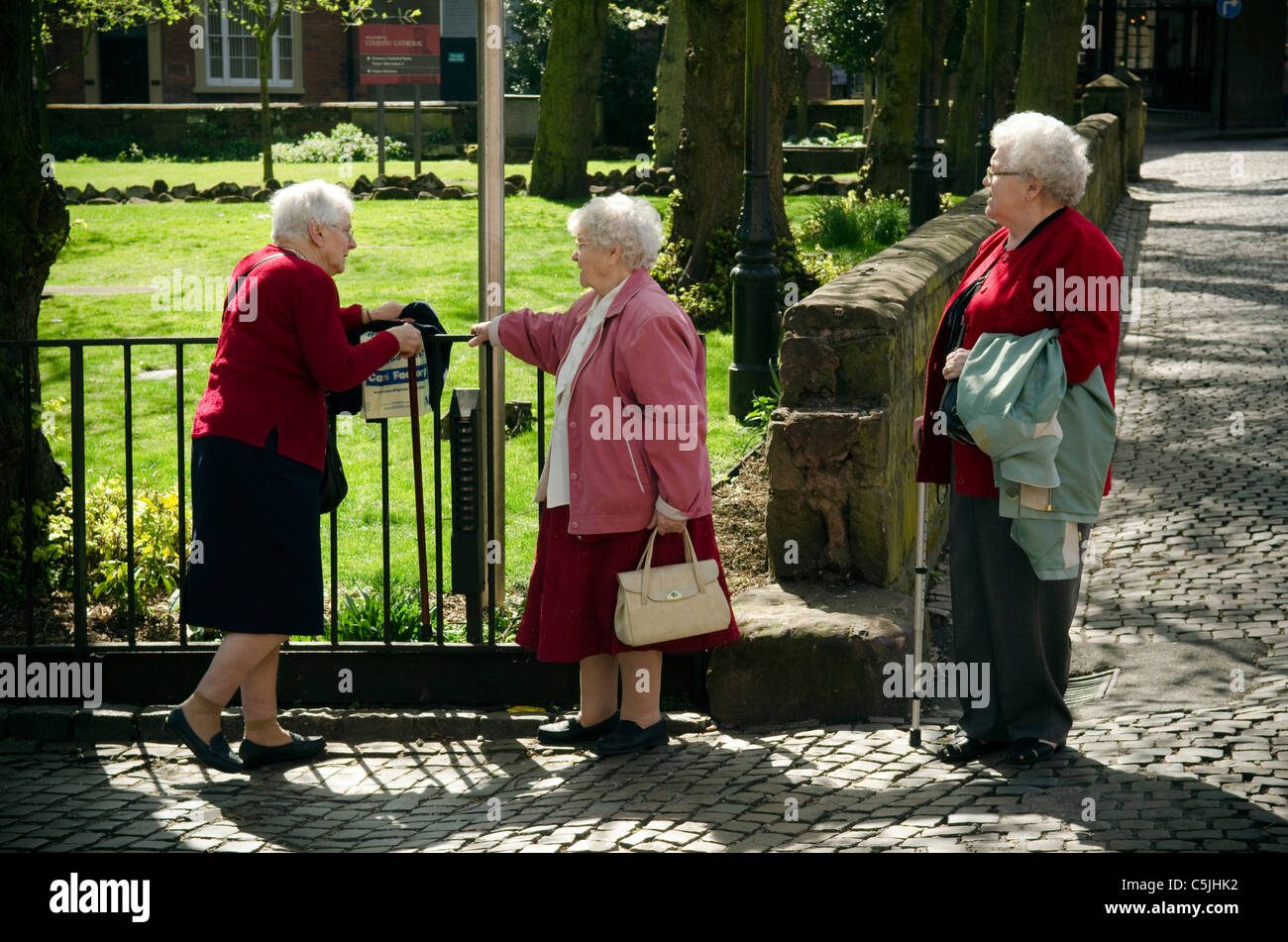 Un groupe de trois dames âgées bavardant près du centre ville de Coventry UK Banque D'Images Un groupe de trois dames âgées bavardant près du centre ville de Coventry UK Banque D'Images