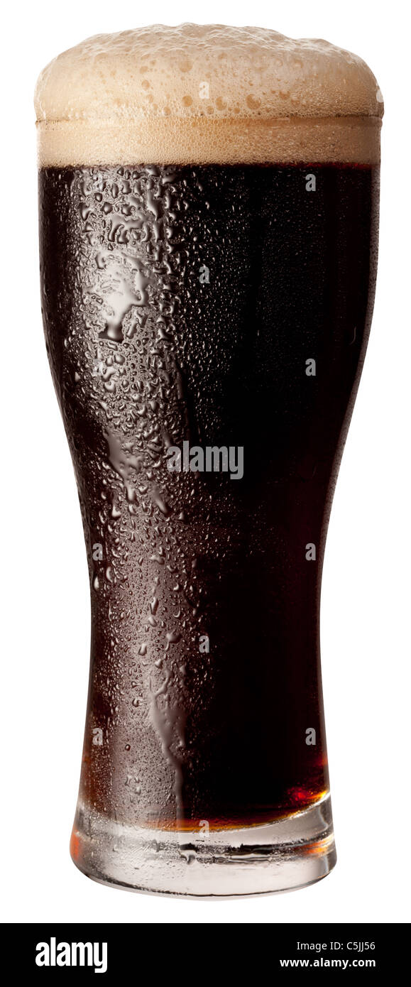 Frosty verre de bière noir isolé sur un fond blanc. Le fichier contient un chemin d'accès à couper. Banque D'Images