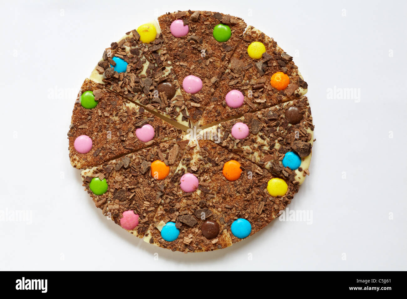 Pizza au chocolat blanc aux Smarties et chocolat sur isolé sur fond blanc  Photo Stock - Alamy