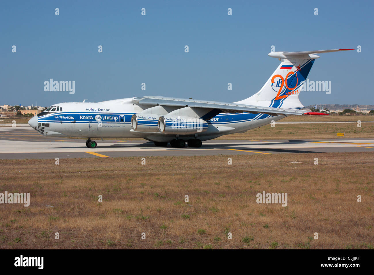 Transport de fret aérien commercial. Volga-Dnepr Airlines Iliouchine Il-76TD jet cargo lourd roulement au départ de Malte Banque D'Images