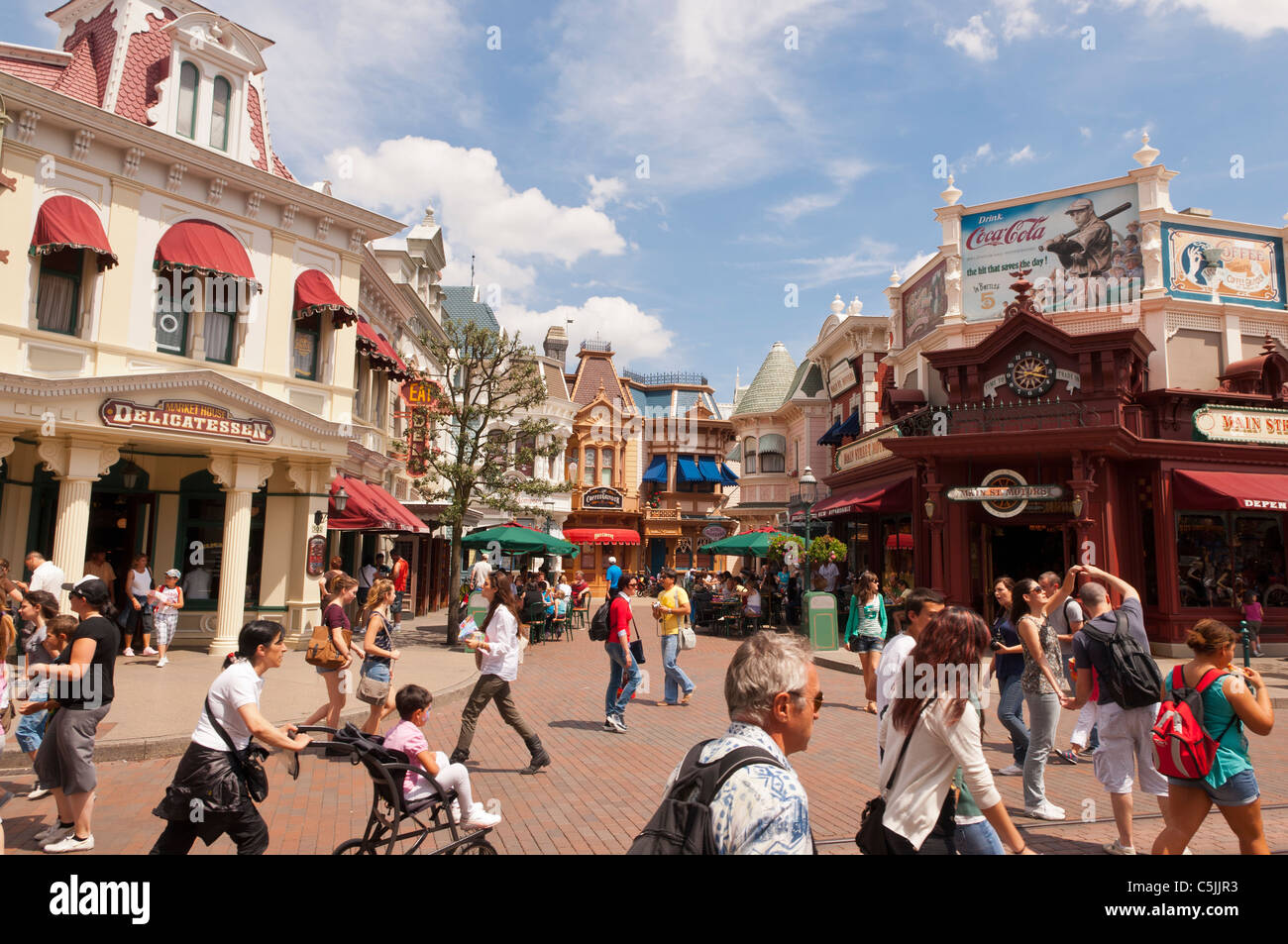 Les gens dans la Main Street USA à Disneyland Paris en France Banque D'Images