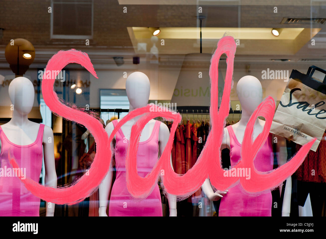 Affichage de la fenêtre de l'été des éléments de vente, Londres, Royaume-Uni Banque D'Images
