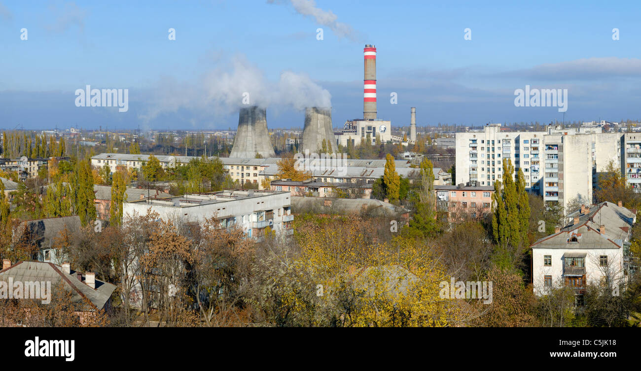 L'ère soviétique centrale thermique au milieu d'une zone résidentielle, Gresovskiy, l'autonomie de la Crimée, Ukraine. Banque D'Images
