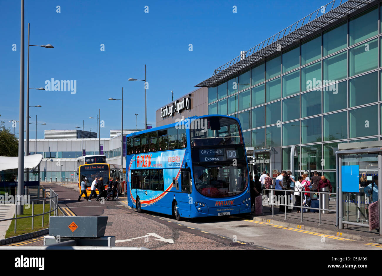 L'aéroport d'Édimbourg les passagers de descendre du bus Ecosse UK Europe Banque D'Images