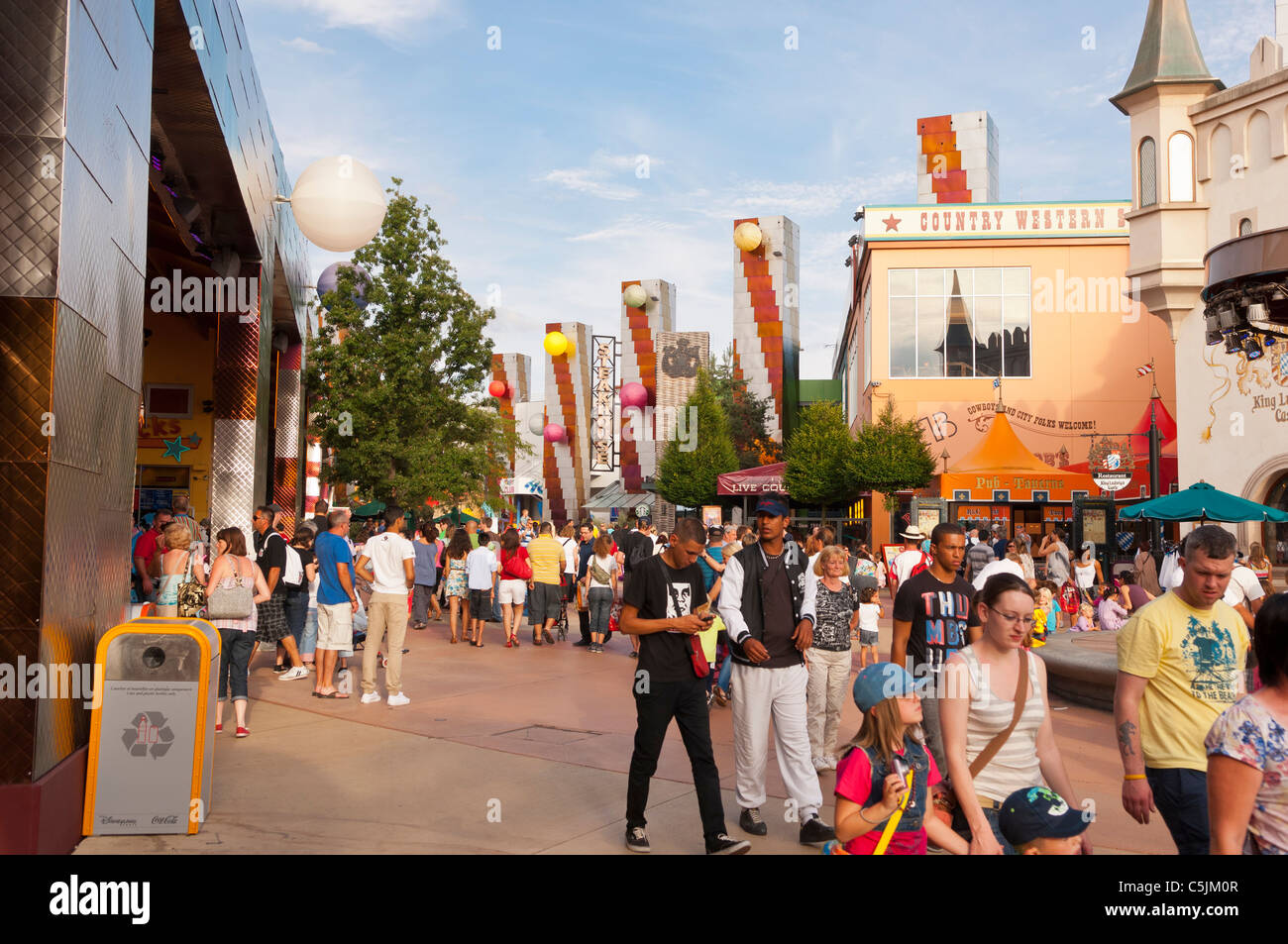 Les gens de Disney Village à Disneyland Paris en France Banque D'Images