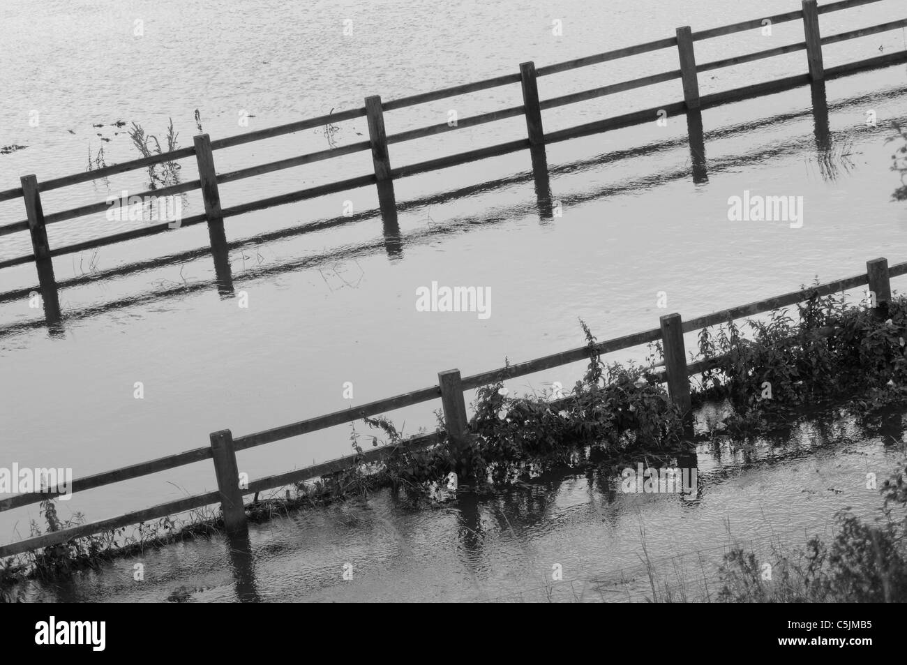 Les inondations dans la vallée de Soar, Leicestershire, UK, après une pluie torrentielle, 2008. La rivière Soar avait éclaté c'est les banques. Banque D'Images