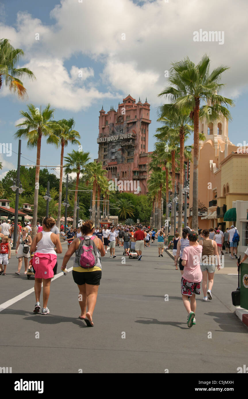 Rues de Hollywood studios Walt Disney World Resort parcs avec tour de la terreur dans la distance Banque D'Images