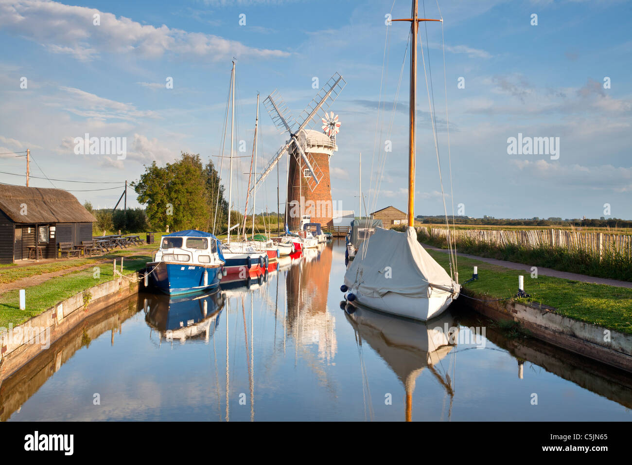 Horsey bazin sur un soir d'été sur les Norfolk Broads Banque D'Images